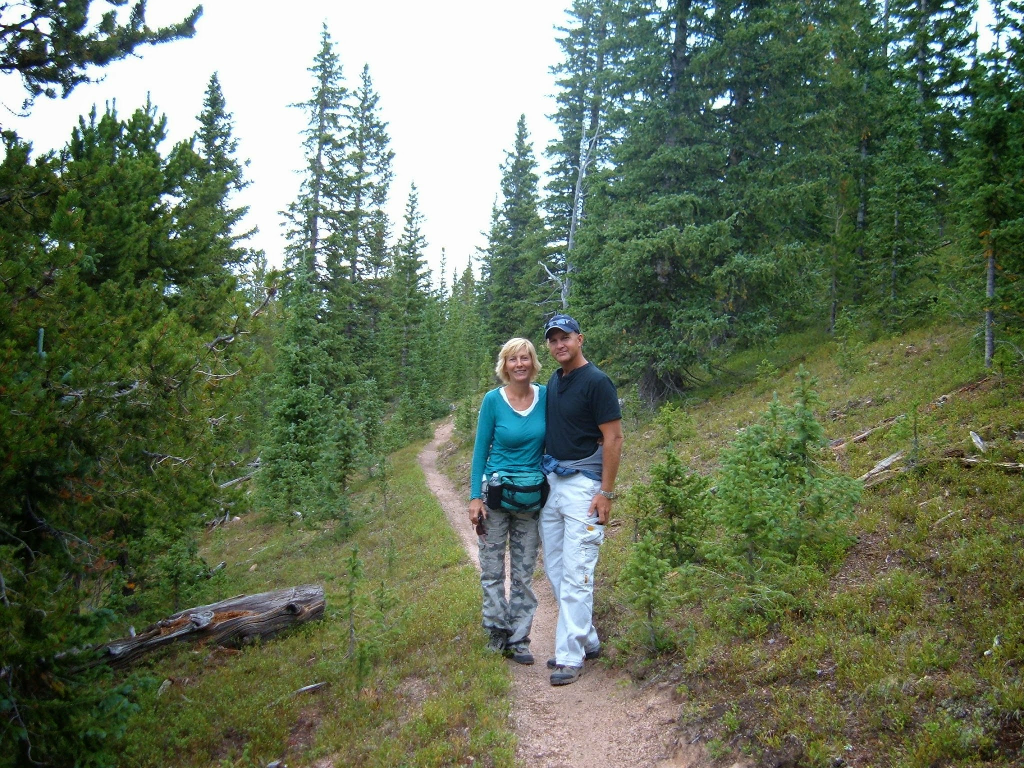 2 people hiking in the mountains